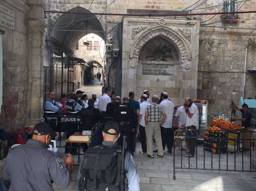 عشرات آلاف اليهود يؤدون صلوات وطقوس عند حائط البراق غرب المسجد الأقصى