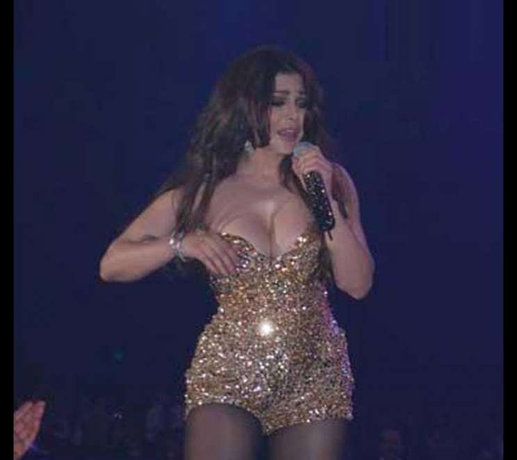 شاهد بالصور : فاضحة لنجمات وقعن ضحية فساتين خليعة!