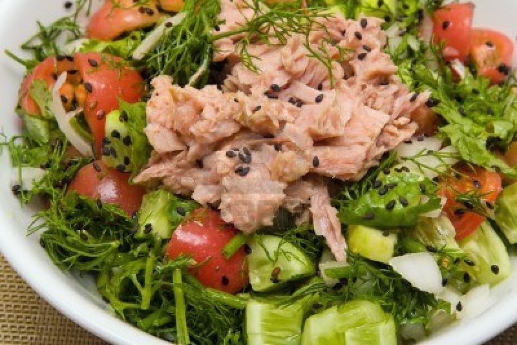 سلطة التونة مغذية وغنية لحمية غذائية مضمونة وصحية