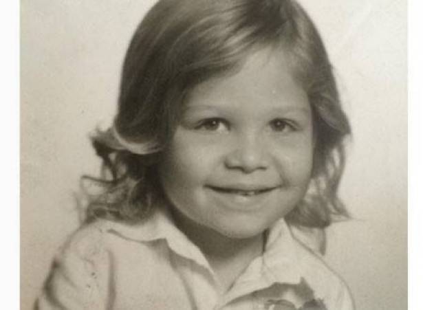 لن تصدقوا من يكون الممثل السوري الشهير صاحب الصورة