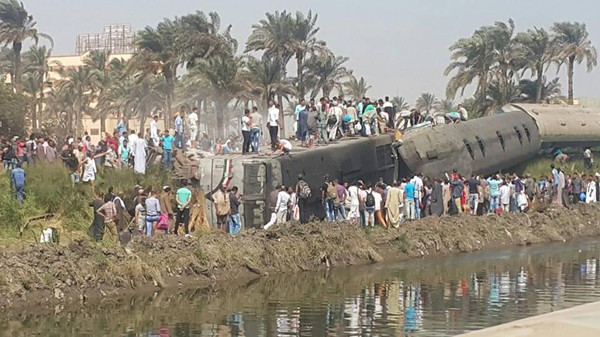 مصرع 3 اشخاص وإصابة 20 آخرين في حادث انحراف قطار جنوب القاهرة