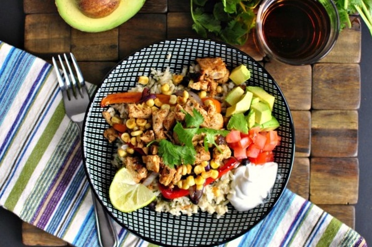 فتة شاورما الدجاج مع الثومية