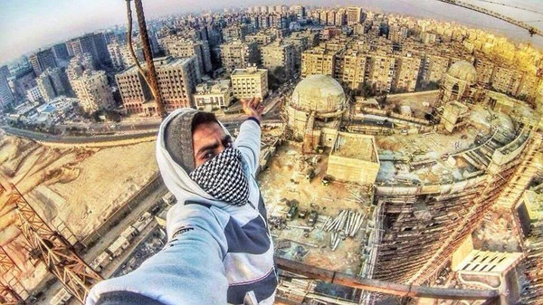 بالصور: مصري يهوى السيلفي من أعلى القمم الخطرة