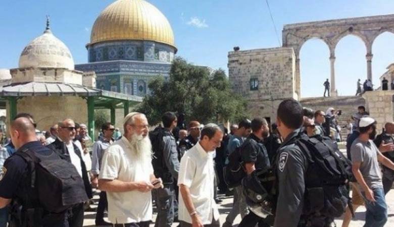 مستوطنون يقتحمون باحات المسجد الأقصى