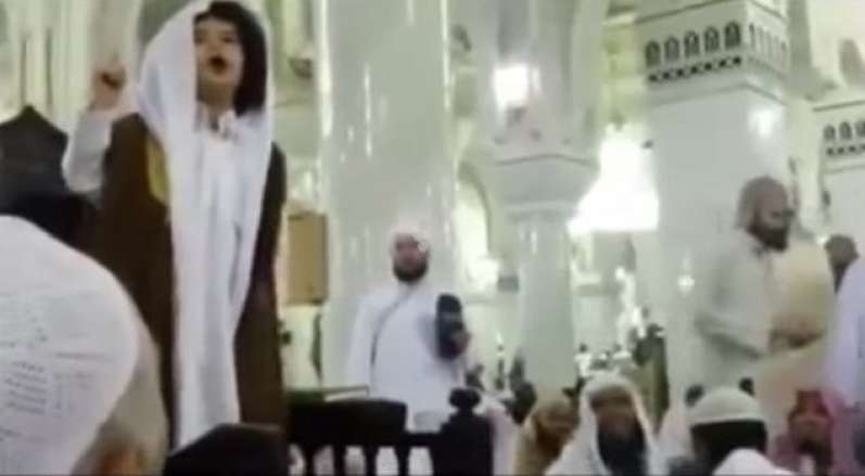 بالصور : طفل صغير يخطب في المصلين بالحرم المكي
