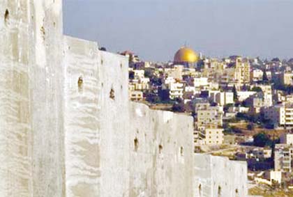 هآرتس: مخطط لفصل غالبية البلدات الفلسطينة في القدس وسحب الاقامة من 200 ألف فلسطيني