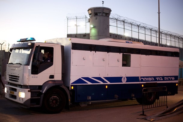 الاحتلال يفرض الحبس المنزلي على أسير من القدس