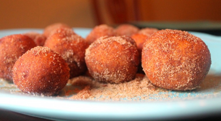كرات القرفة بالسكر