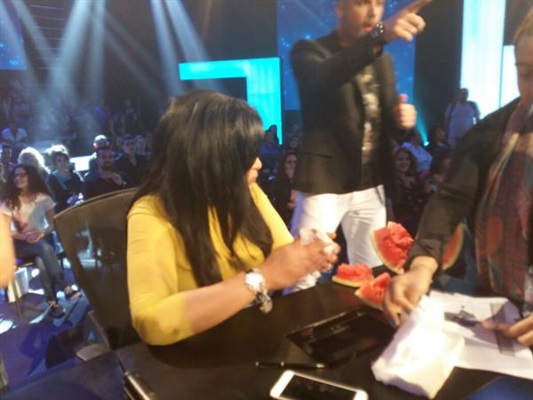 بالفيديو والصور ...أحلام تفاجئ الجميع ببطيخة في "صوت الجيل الجديد"!