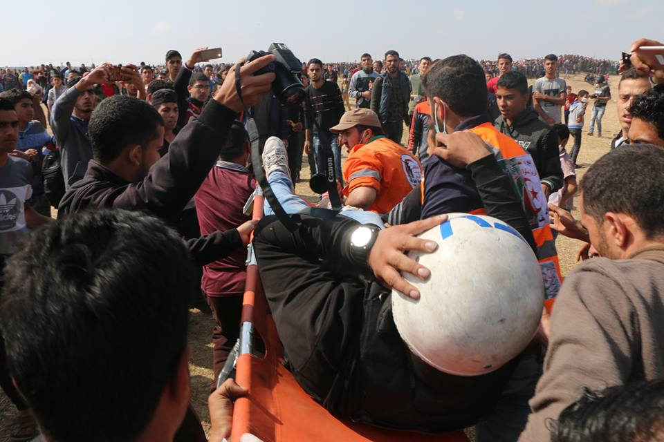 بالصور: إصابات في صفوف الصحفيين جراء استهدافهم المباشر شرق غزة