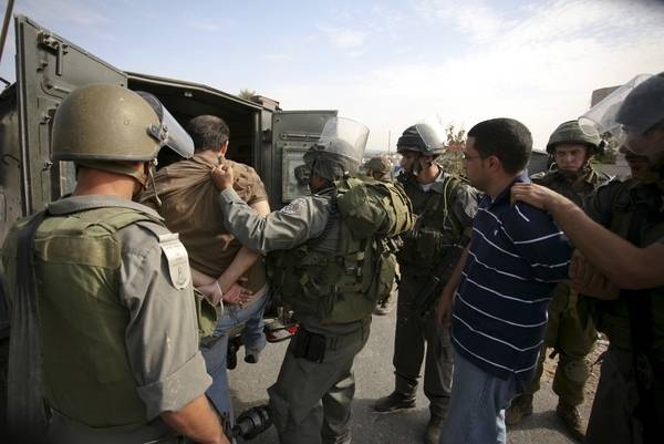 الاحتلال يعتقل 3 مواطنين وتقتحم مقر فتح في القدس المحتلة
