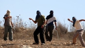 مستوطنون يعتدون على سيارات المواطنين عند حاجز حوارة