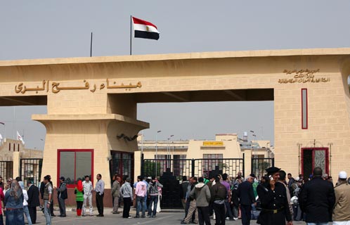 توتر كبير في معبر رفح بعد محاولة اقتحامه من قبل المسافرين