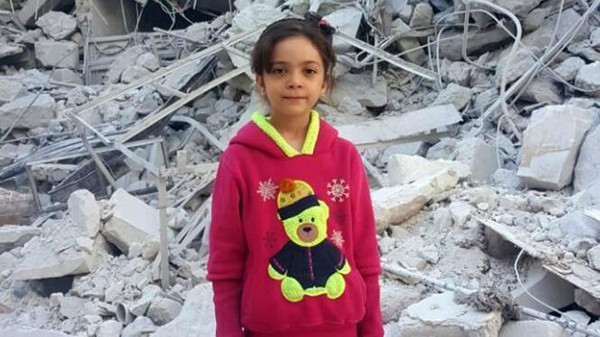 بالصور: الطفلة "بانا" تطلق تغريدة طمأنة من وسط الدمار في حلب