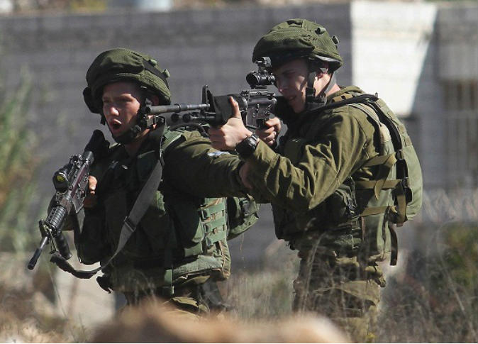 ضابط إسرائيلي يتوعَّد الفلسطينيين:سأشلُّ نصفكم وأترك النصف الآخر يدفع كراسيكم المتحرّكة