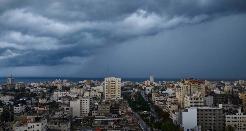 بالتفاصيل : الأمطار تتسبب بحريق بمصنع وغرق منازل في غزة
