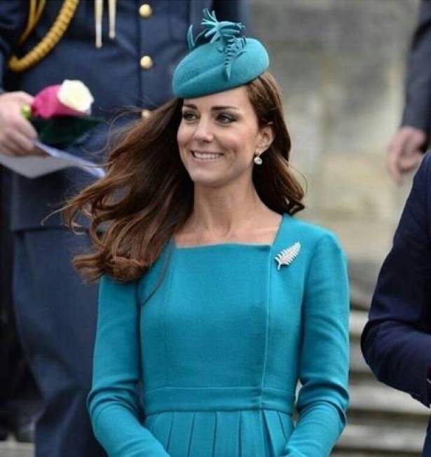 اكتشفي كيف تميّز كايت ميدلتون أزيائها... وكيف تألقت بالحشيش الأخضر
