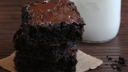 براونيز بصلصة الشوكولاتة