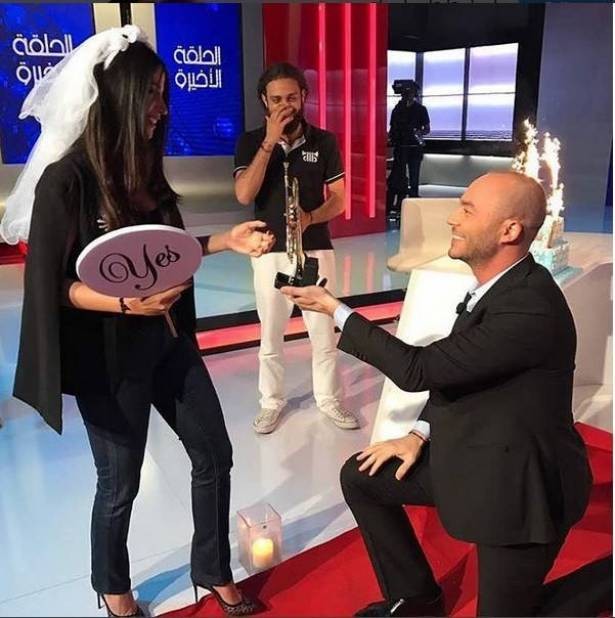 بالفيديو: رودولف هلال يفاجئ حبيبته ويطلب يدها مباشرة على الهواء