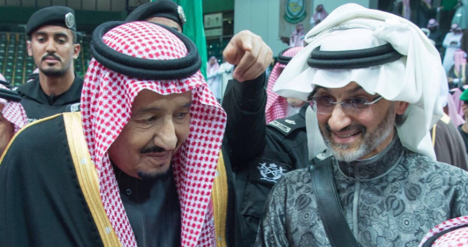 أول ظهور للملك سلمان والوليد بن طلال بعد الإفراج عنه