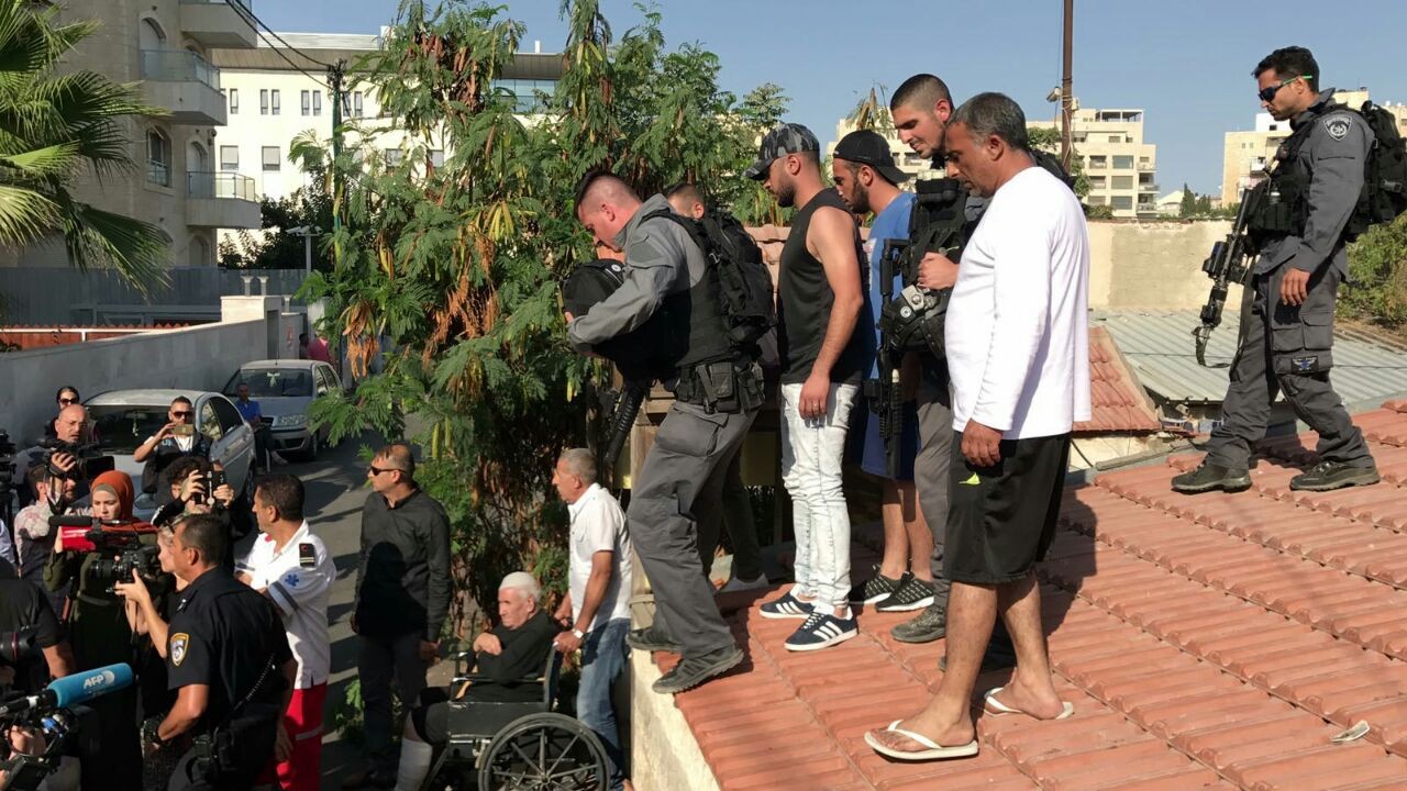 الاحتلال يعتقل متضامنين مع عائلة شماسنة بالقدس