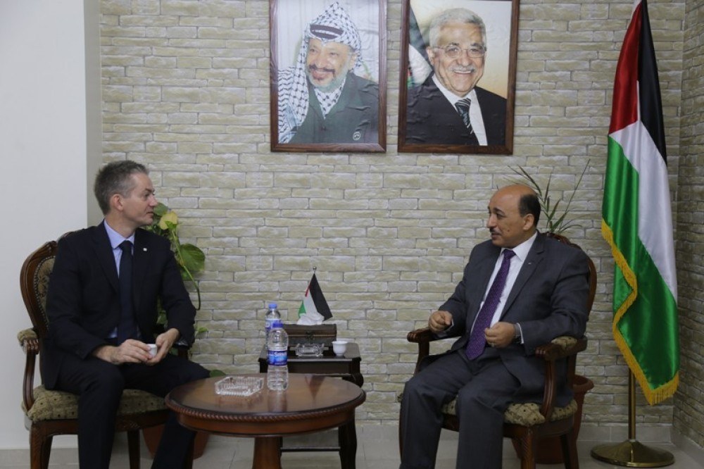 الحساينة يبحث مع بعثة الصليب الأحمر سبل إعادة إعمار غزة