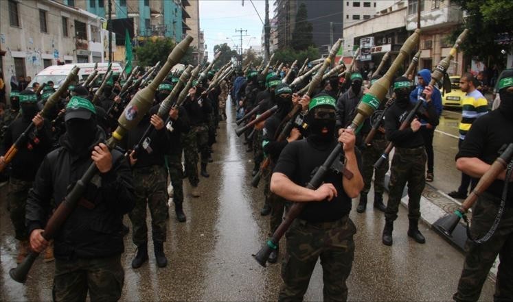 صحيفة تكشف تفاصيل استعداد "حماس" لتسليم سلاحها لمنظمة التحرير
