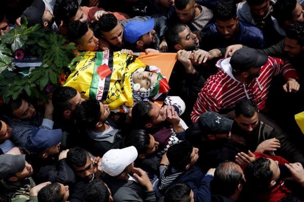 جماهير رام الله تشيع جثمان شهيدها محمد حطاب في مخيم الجلزون