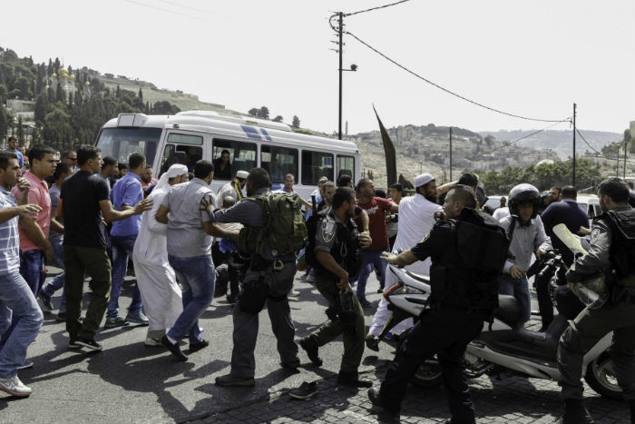 بالصور: المسجد الأقصى والإبراهيمي في قبضة عصابات الجيش والمستوطنين