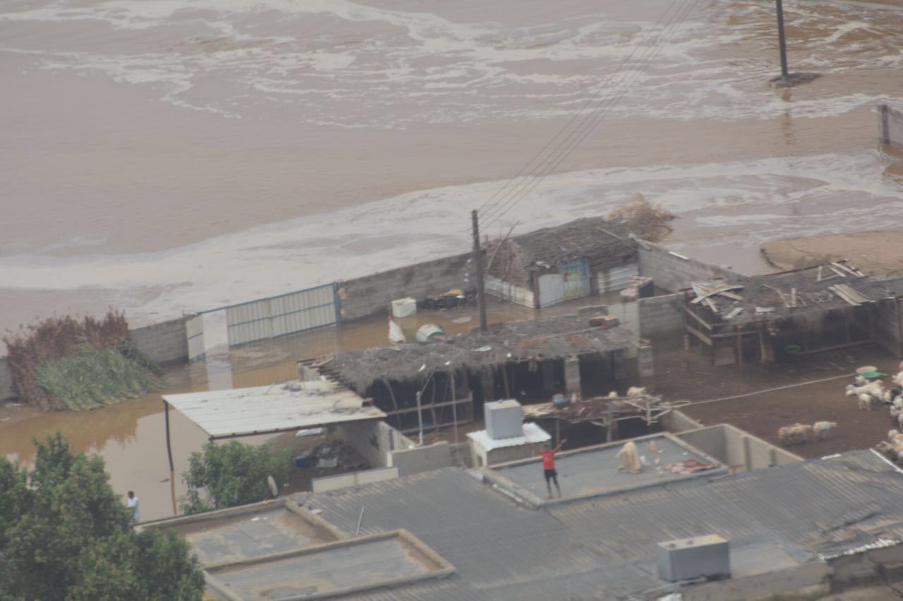 طيّار ينجح في إنقاذ طفل عالق بسبب السيول في جازان