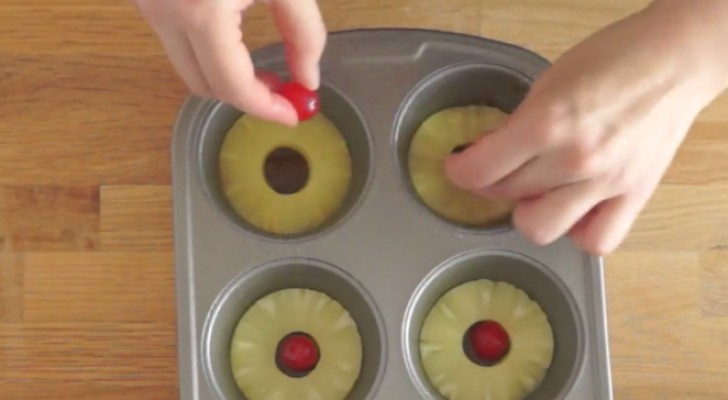 بالفيديو : وضعت الكرز والأناناس في قالب الكيك.. النتيجة رائعة