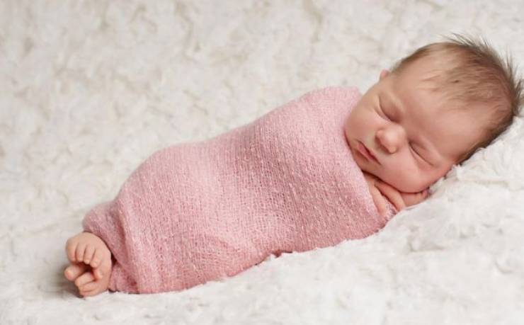 ما علاقة التقميط بمتلازمة الموت المفاجئ لدى الرضع؟