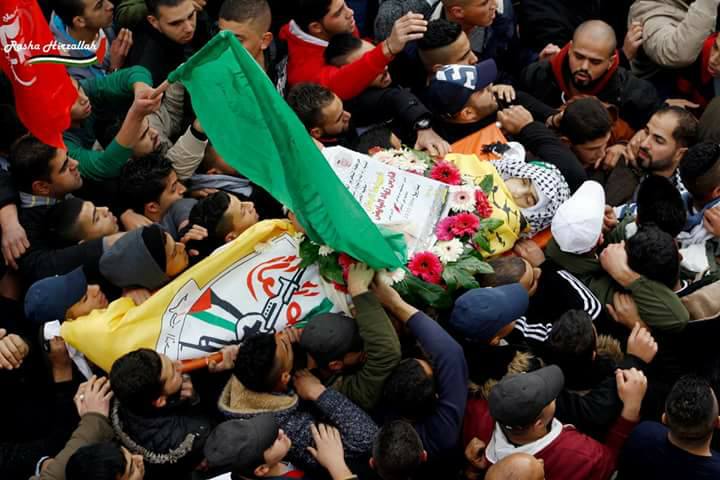 بالصور: جماهير رام الله تشيع جثمان الشهيد الطفل "فارس البايض"
