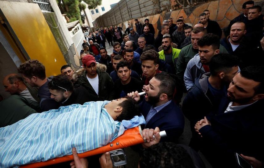 قوات الاحتلال تعترض جنازة الفتى مصعب التميمي برام الله