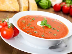 شوربة الطماطم بالحبق والبارميزان