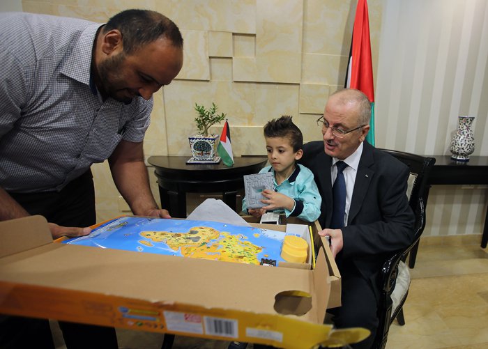 الحمد الله يستقبل دوابشة ويطّلع على وضعه الصحي