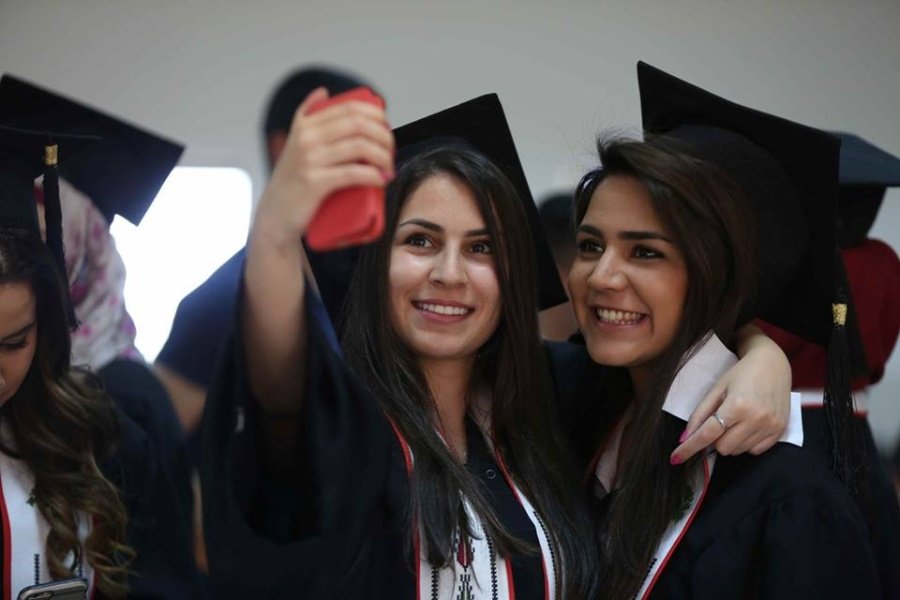 بالصور ..خريجو بيرزيت يلتقطون صور السلفي باحتفالهم بتخريج الفوج الحادي والاربعين