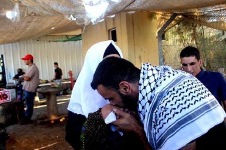 الاحتلال يفرج عن أسير قضى 12 عاماً في السجون