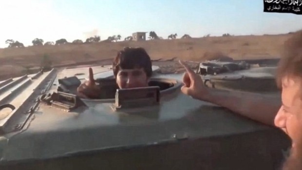 بالفيديو والصور: شاب تركي أرغم على قيادة مدرعة مليئة بالمتفجرات للهجوم على قرية سورية