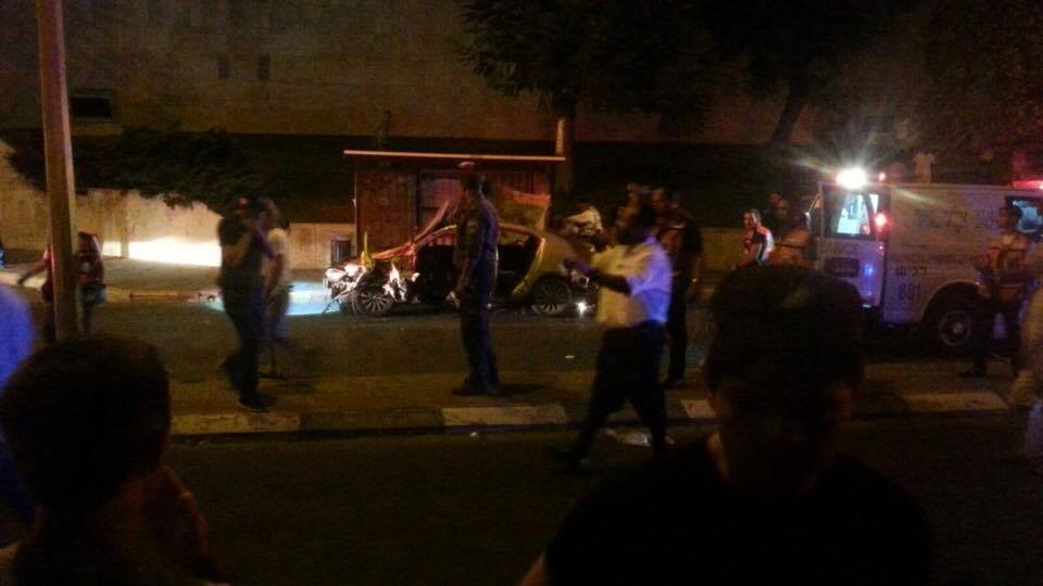 بالصور : انفجار ضخم لسيارة في مجمع تجاري باسدود وإصابات في المكان