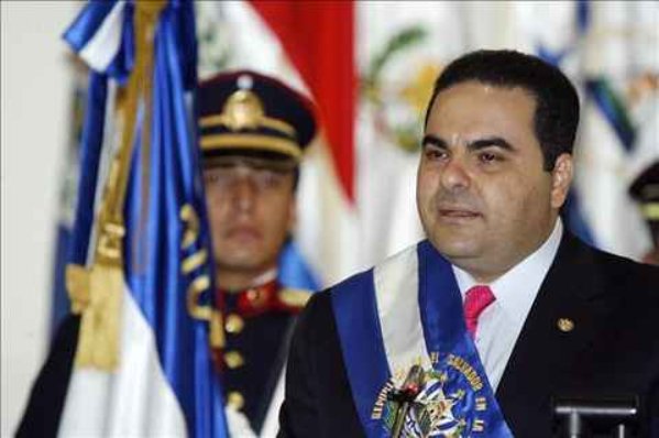 القبض على رئيس السلفادور السابق و6 مسئولين في تهم كسب غير مشروع