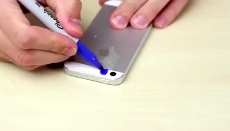 ماذا يحدث عند تلوينك لفلاش هاتفك بالأزرق و البنفسجي؟!