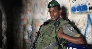 عائلة منغستو تتظاهر قبالة معبر ايرز للمطالبة بالإفراج عنه