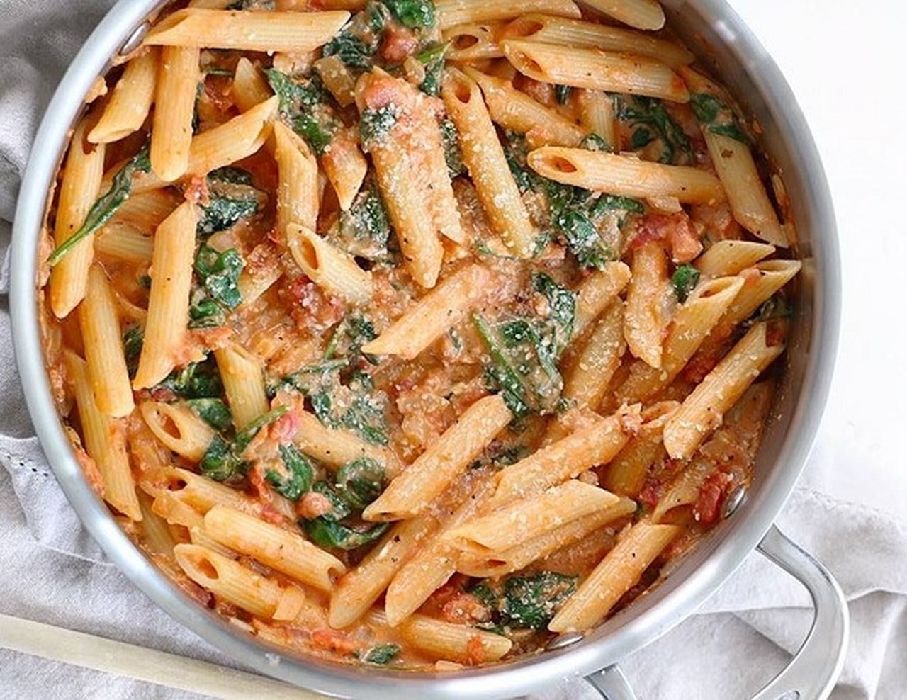 مكرونة بالطماطم والسبانخ