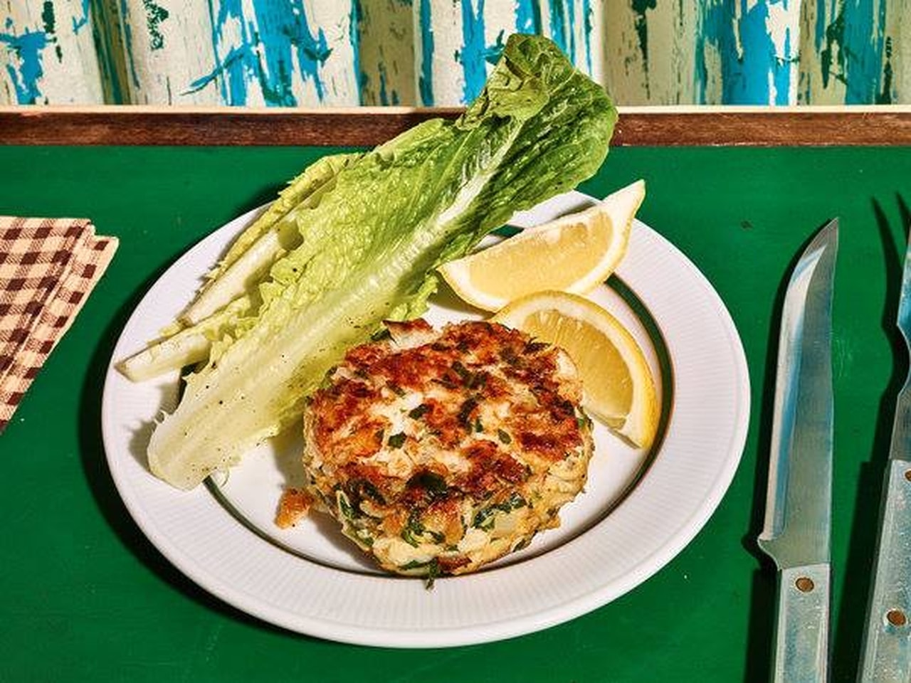 أقراص كفتة السمك بالخس والمايونيز