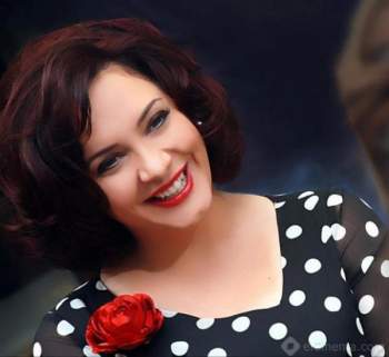 بالصورة: سلاف فواخرجي بالزي السوداني التقليدي