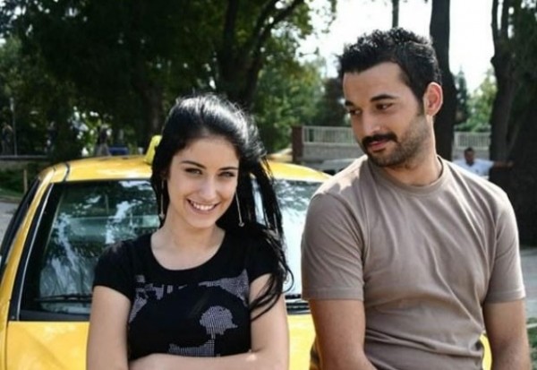 بالصور : نجم تركي ينجو من الانتحار بعد قتله والده بطعنه 32 مرة