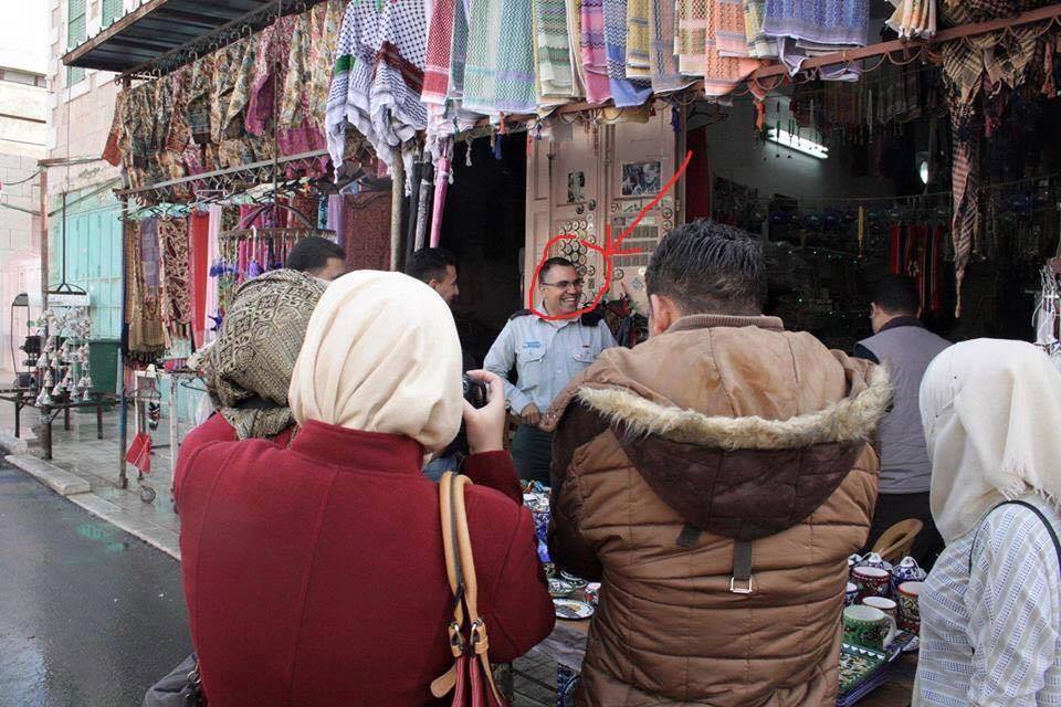 بالصور والفيديو : كذب "أفيخاي أدرعي" عن التقاط صور مع الفلسطينين بالخليل