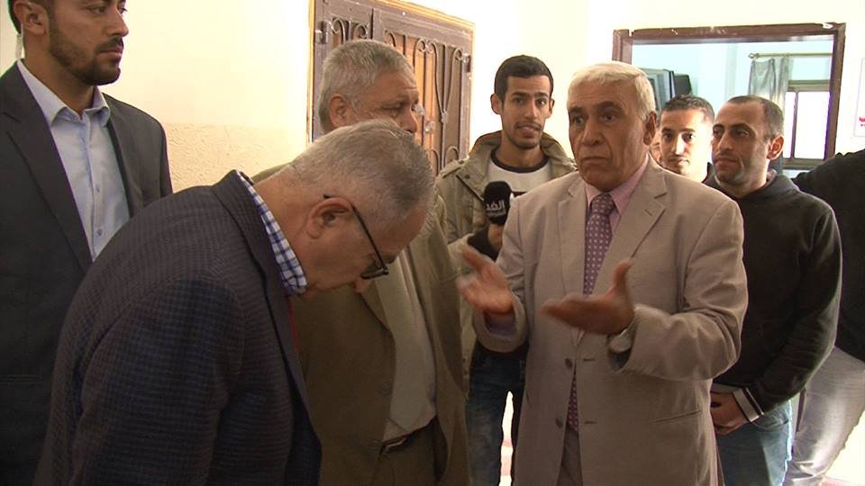 طفل غزي يطلب من "سلام فياض" شيكل .. فماذا كان ردة فعل الأخير ؟