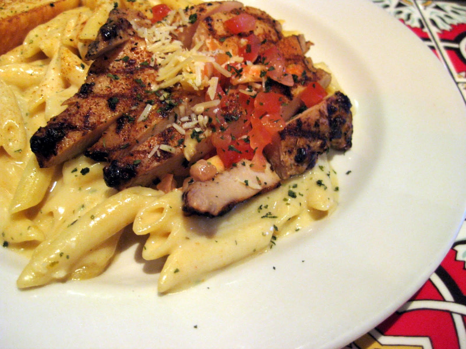 مكرونة بالدجاج المشوي